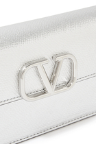 محفظة بسلسلة وحلية شعار V